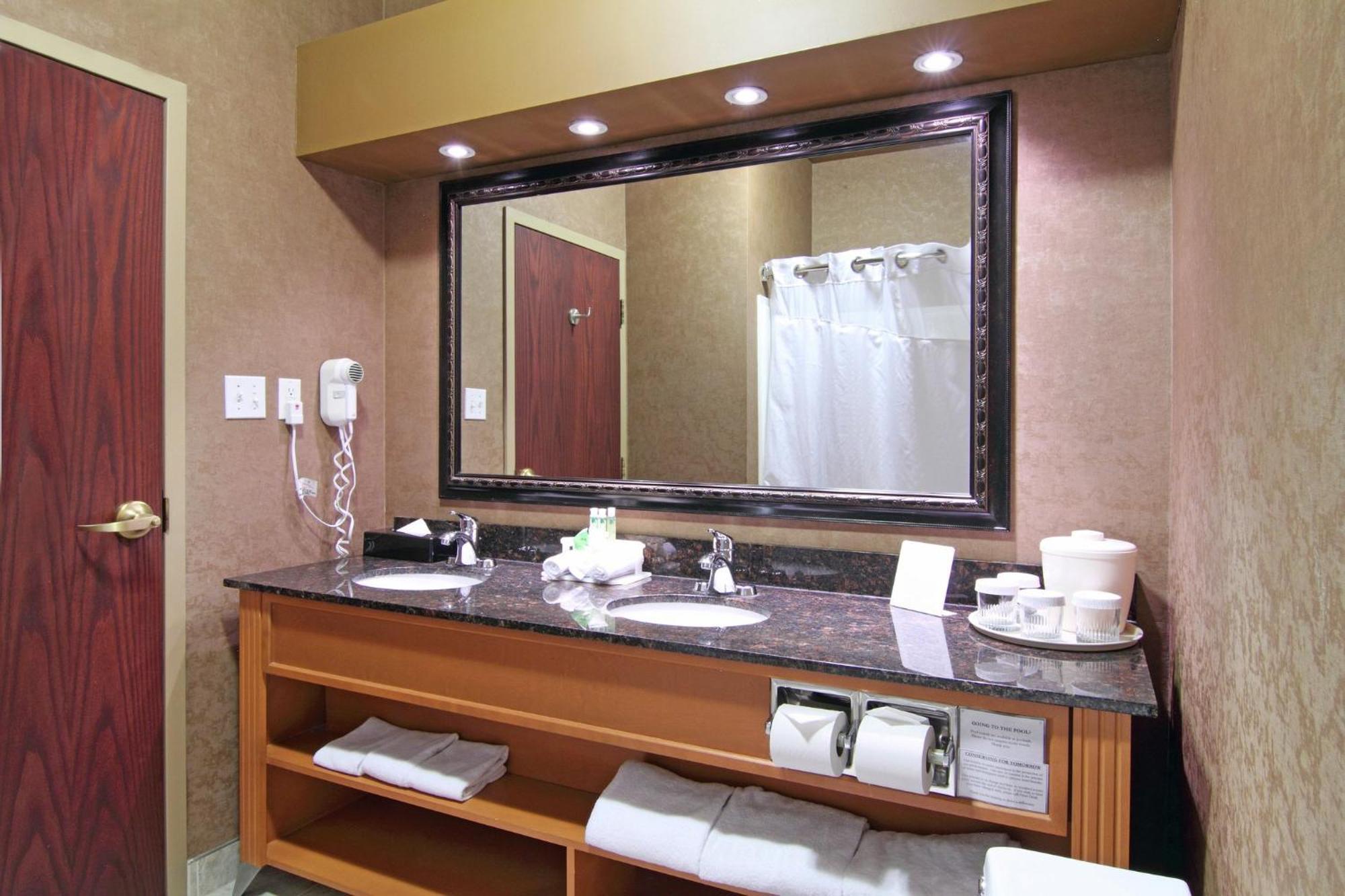 Holiday Inn Express Calgary South By Ihg Exterior foto